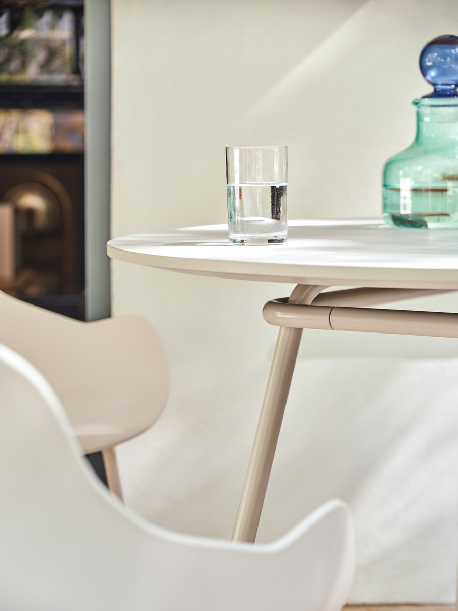 café table New School: RAL7044; kitchen and dining chair Baltic Basic: RAL7044