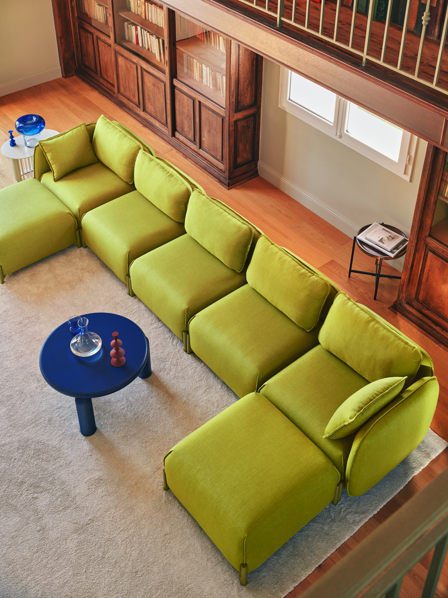 Sofa Linka: Chopper CH-800, RAL6013; Hocker Linka: Chopper CH-800, RAL6013; Beistelltisch Roll: RAL1013