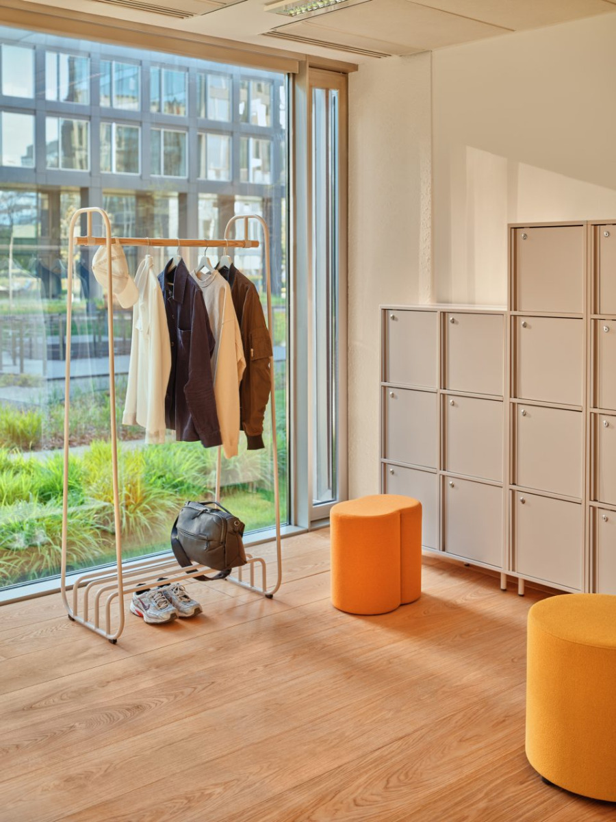 coat stand Mono: RAL0806005; pouf Mix: Grain GR-63117, GR-62122; locker cabinet Locker Plus: beige matte