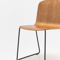 chair Nud: walnut oak veneer, RAL9005