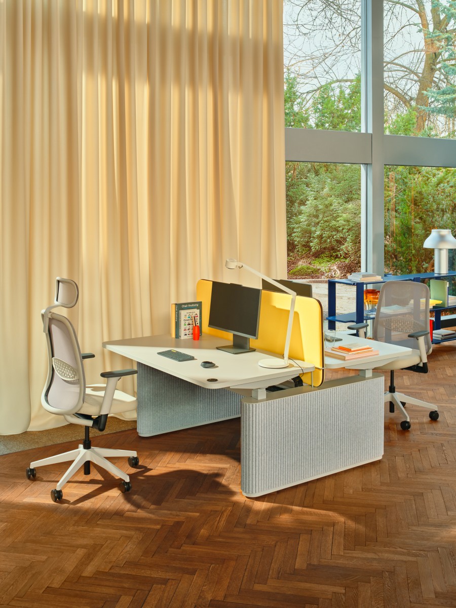 Doppelschreibtisch Ogi Drive Bench: Honigeiche, PET L-IC03-B60; desk screens Sonic Drive: Venice VC-0237, RAL9006; Bürostuhl Astro: Venice VC- 0220, RAL7047