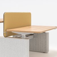 bench desk Ogi Drive Bench: honey oak, PET L-IC03-B60; desk screens Sonic Drive: Mica MC-2496-62096, RAL9006
