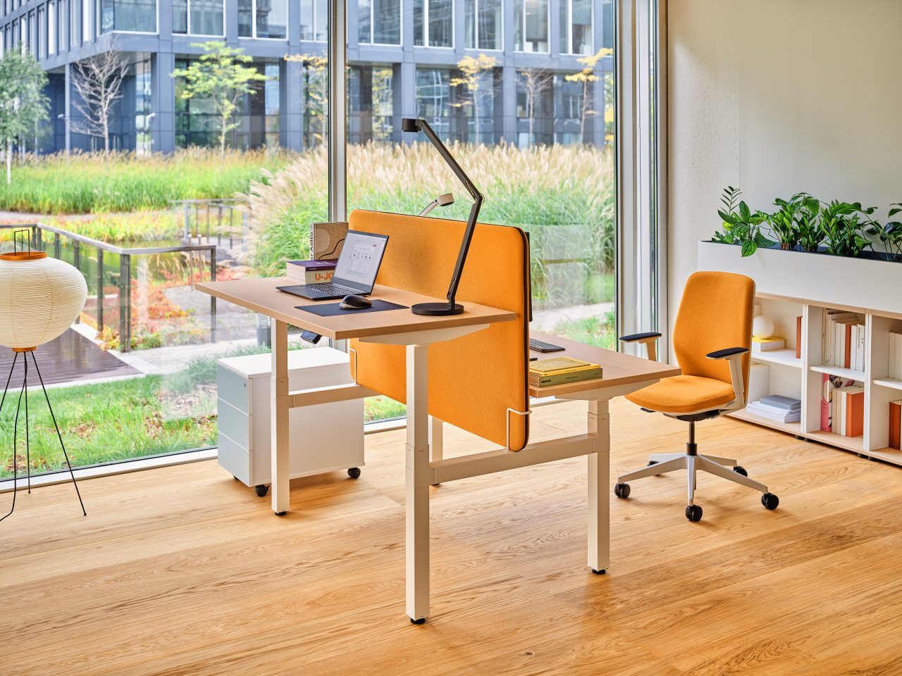 plant pot Standard: white pastel; bookcase Standard: white pastel, canadian oak; bench desk Ogi Drive Bench: canadian oak, RAL9010; desk screens Sonic: Grain GR-62016; office chair Evo: Grain GR-62016, grey; pedestal Color: sky blue matte, white pastel
