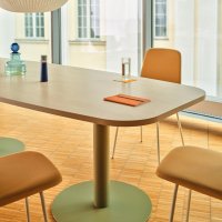 conference table Tack: polar birch, RAL6013; conference chair Ulti: Atlantic A-61270, RAL6013