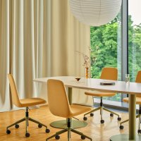 conference table Tack: polar birch, RAL6013; conference chair Ulti: Atlantic A-61270, RAL6013