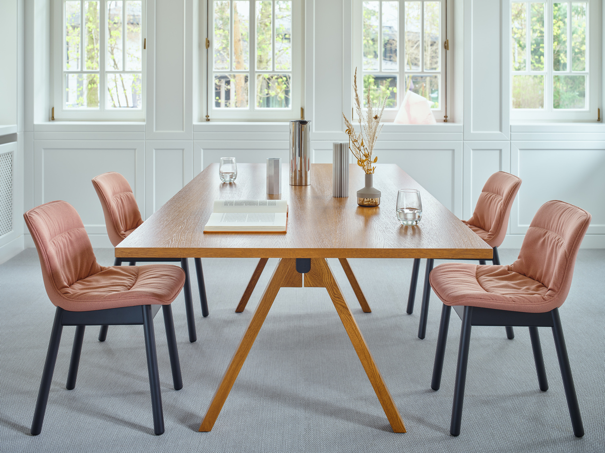 conference table Viga: honey oak; conference chair Baltic 2 Soft Duo: Mica MC-2496-64183, black