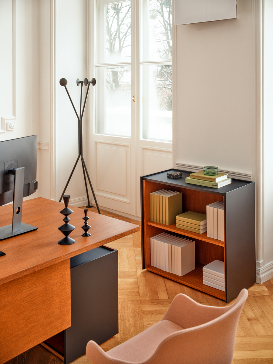coat stand Ramo: RAL9005; bookcase Viga: copper oak veneer