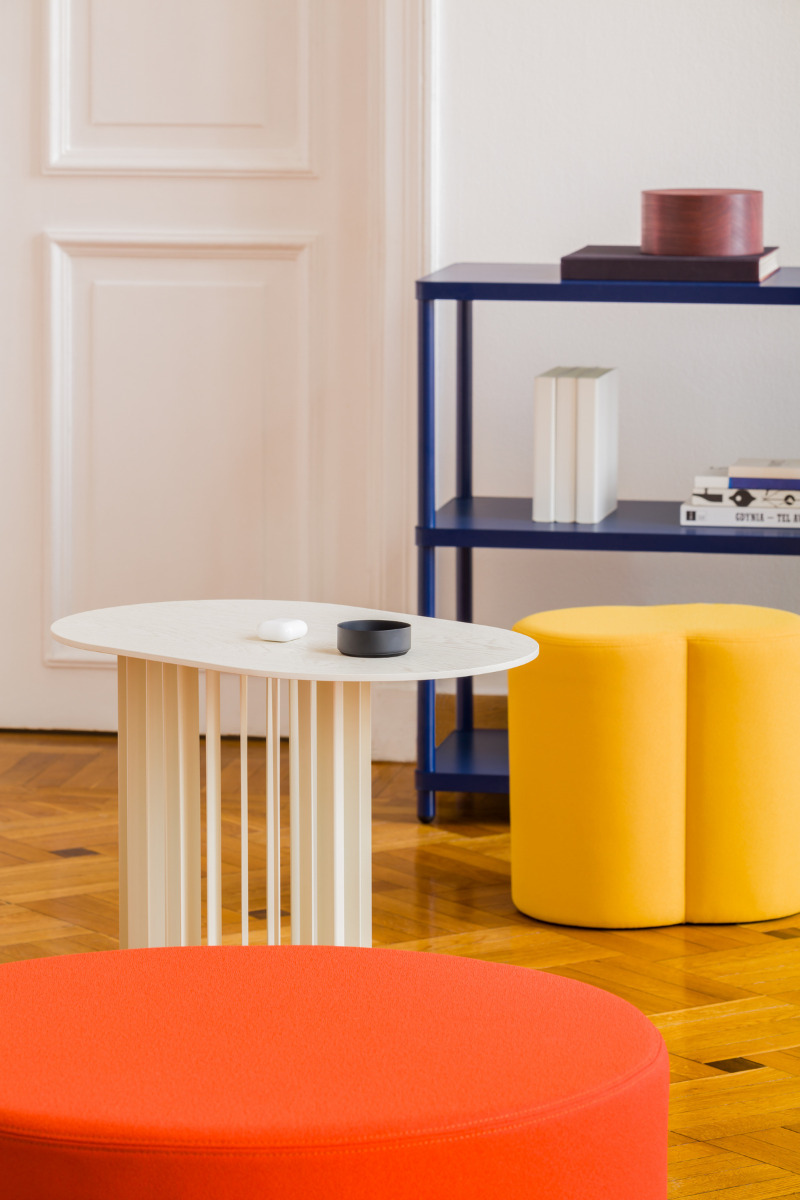 coffee table Roll: RAL1013; pouf Mix: Xtreme YS-072, YS-076