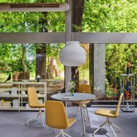 conference chair Ulti: Mica MC-2496-62096, RAL7044; café table New School: RAL7044
