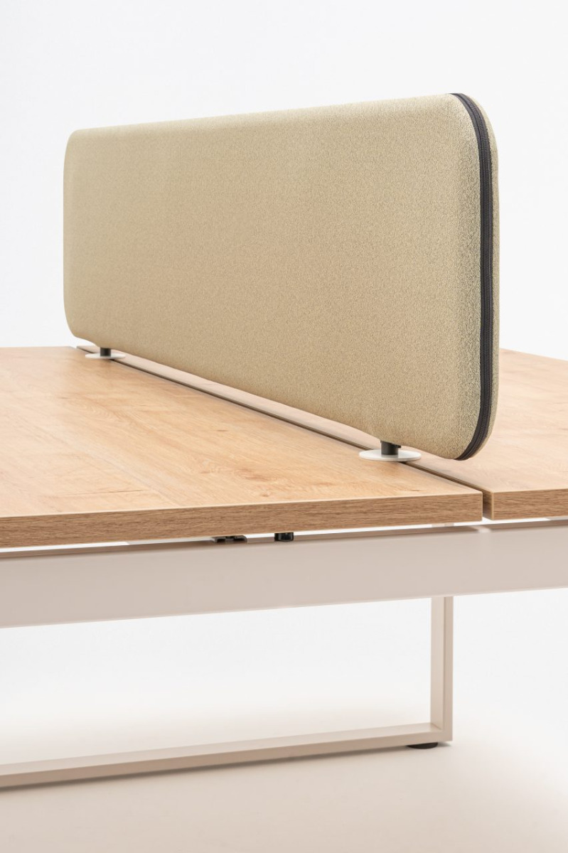 desk screens Sonic Ogi: Mica MC-2496-62093, RAL9010; bench desk Ogi Q: natural oak, RAL9010