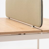 desk screens Sonic Ogi: Mica MC-2496-62093, RAL9010; bench desk Ogi Q: natural oak, RAL9010