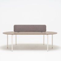 desk screens Sonic Ogi: Medley M-65011, RAL9010; bench desk Ogi U: gray oak, RAL9010