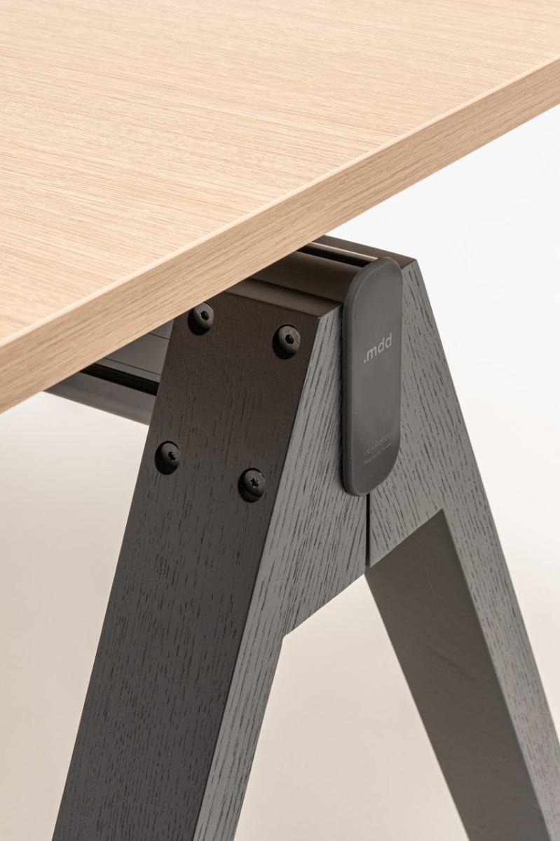 one-station desk Viga: canadian oak, black oak
