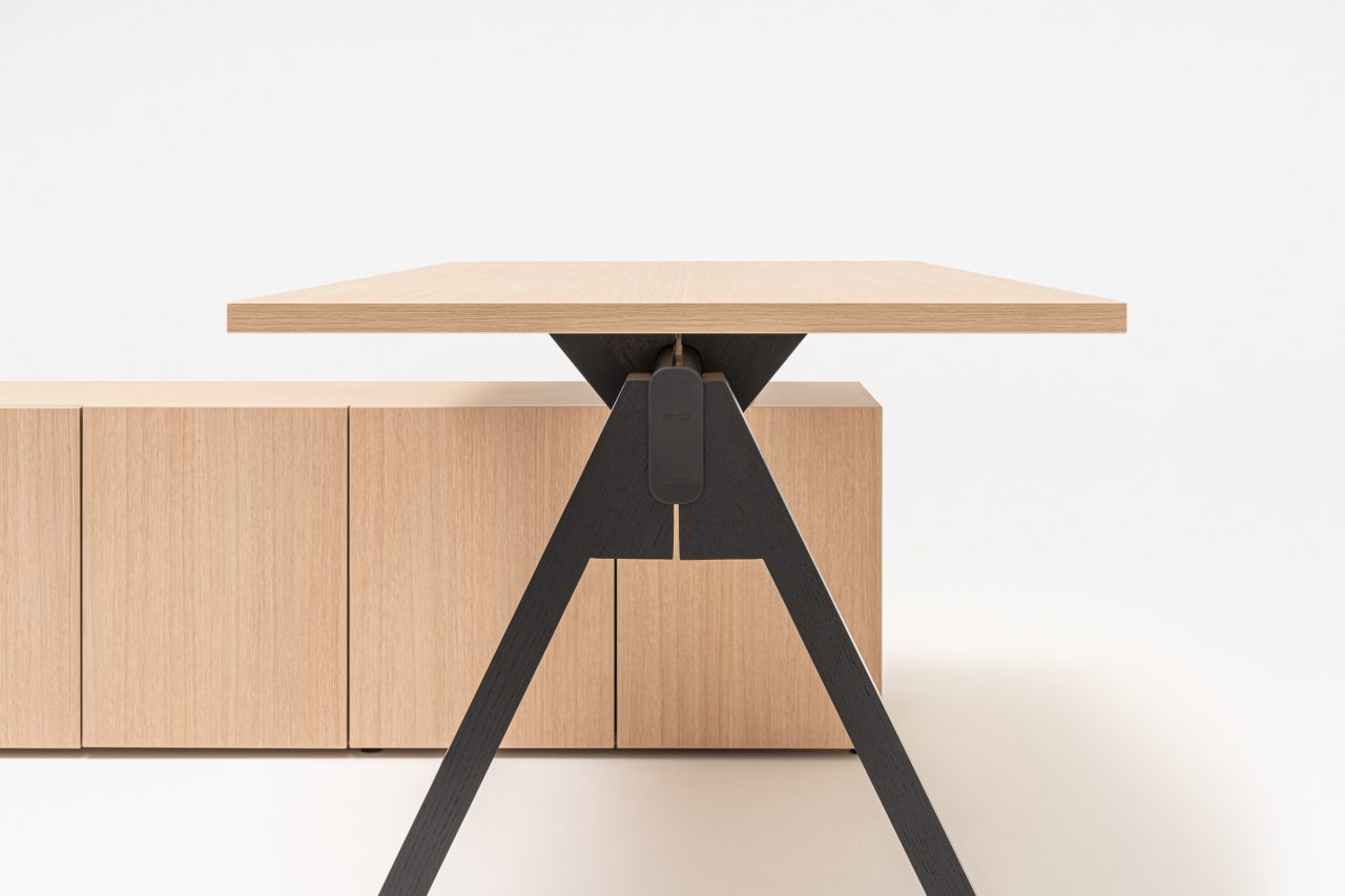 one-station desk Viga: canadian oak, black oak