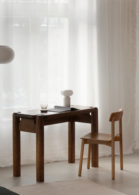 desk Puffo: dark oak; chair Arche: natural oak