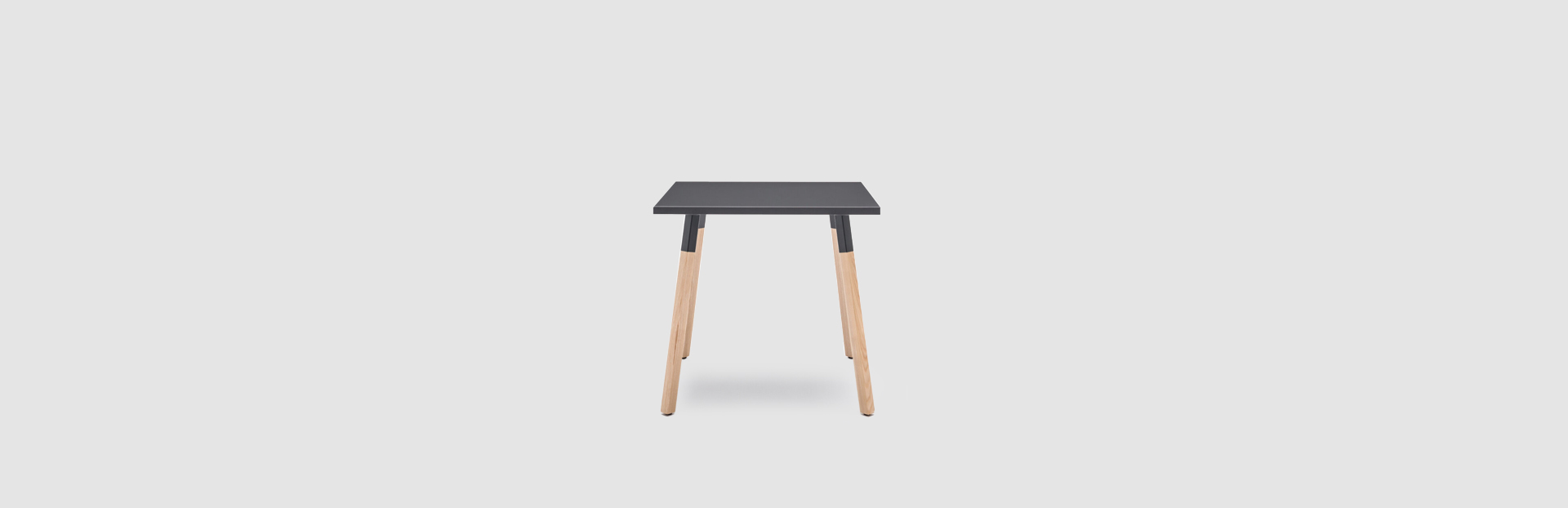 Cafétafel met houten poten Ogi W - lookbook