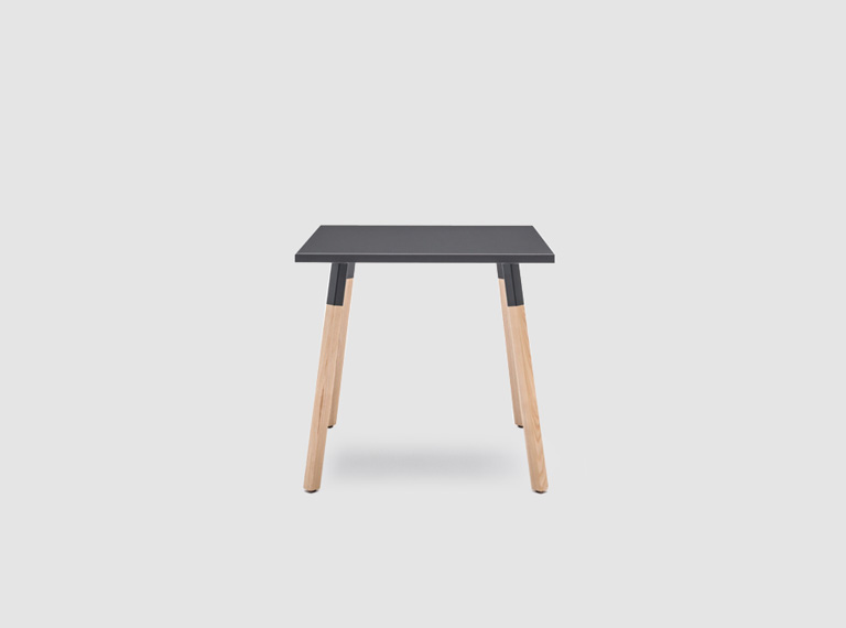 Cafétafel met houten poten Ogi W - lookbook