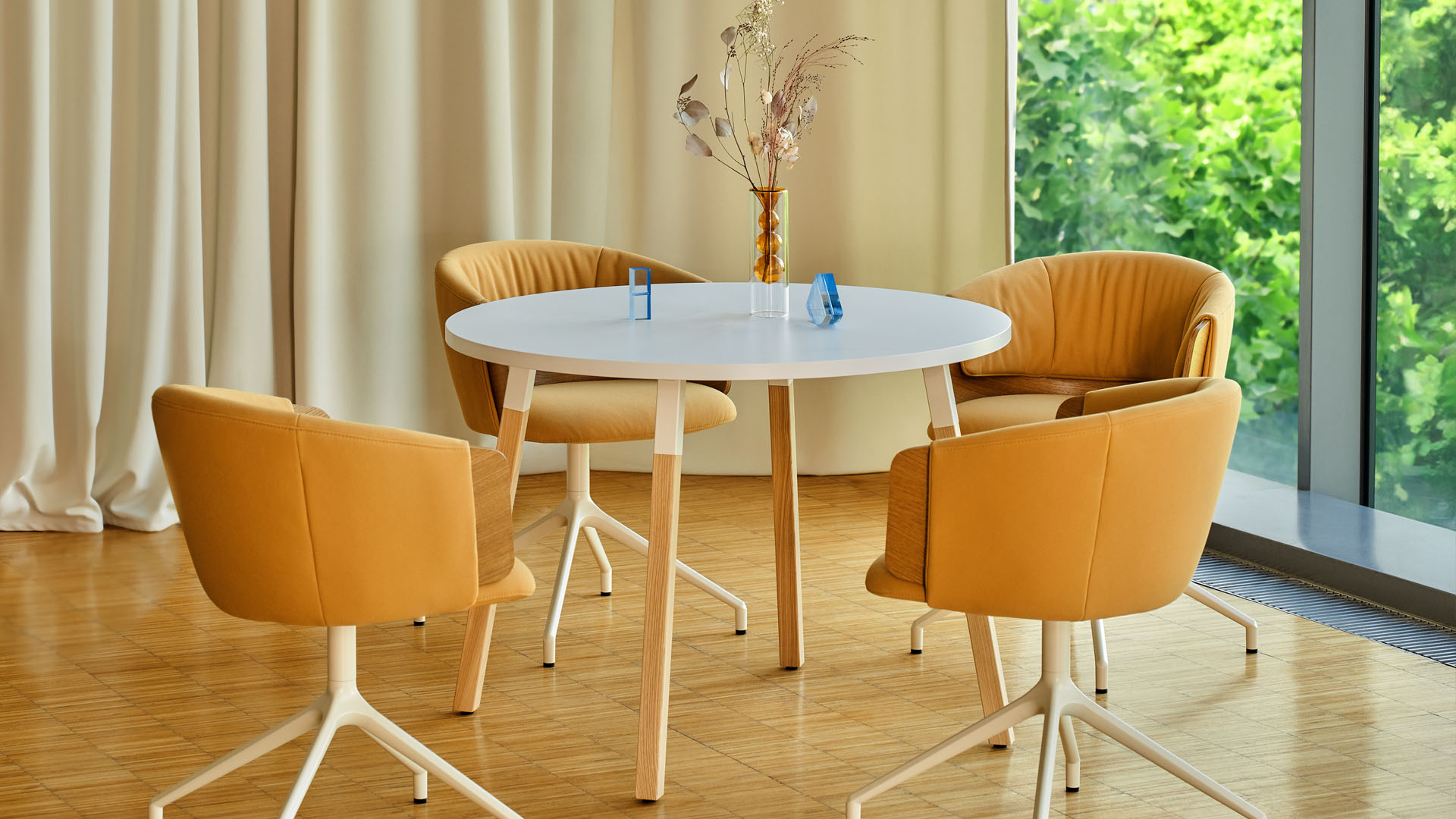 Cafétafel met houten poten Ogi W - lookbook