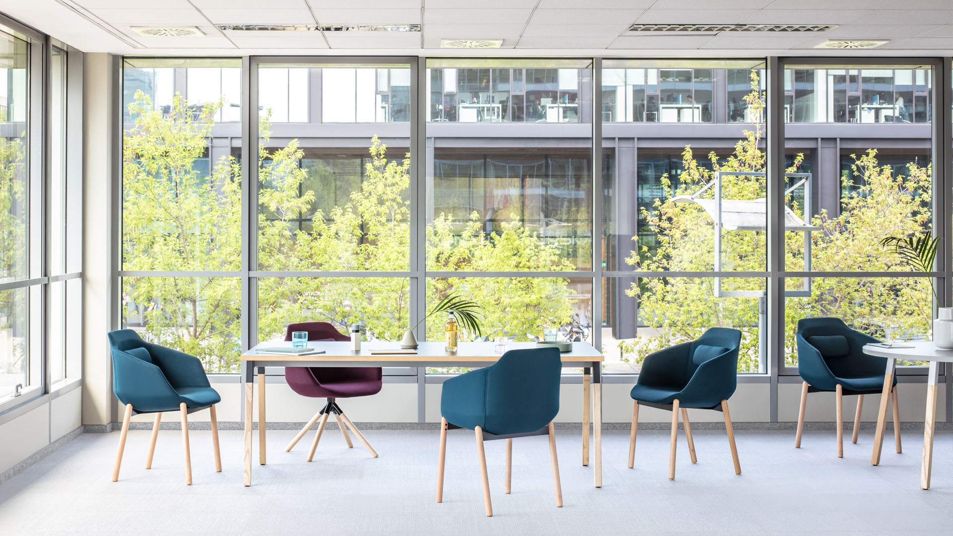 Tisch mit Holzbeinen Ogi W - lookbook